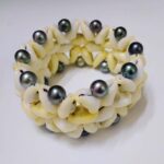 Bracelet manchette coquillages et perles de Tahiti par Anavai Pearl