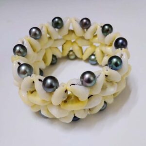 Bracelet manchette coquillages et perles de Tahiti par Anavai Pearl